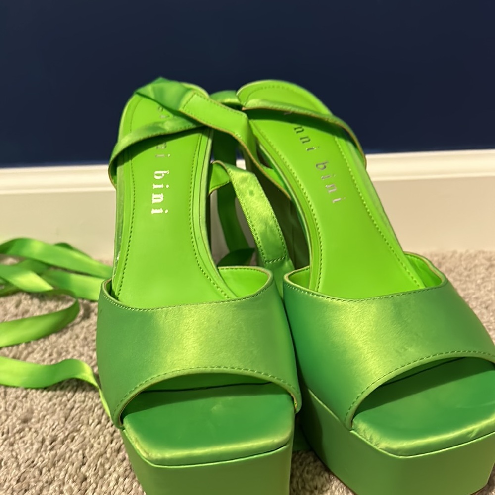 Gianni Bini Lime Platform Heel - Picture 2 of 7